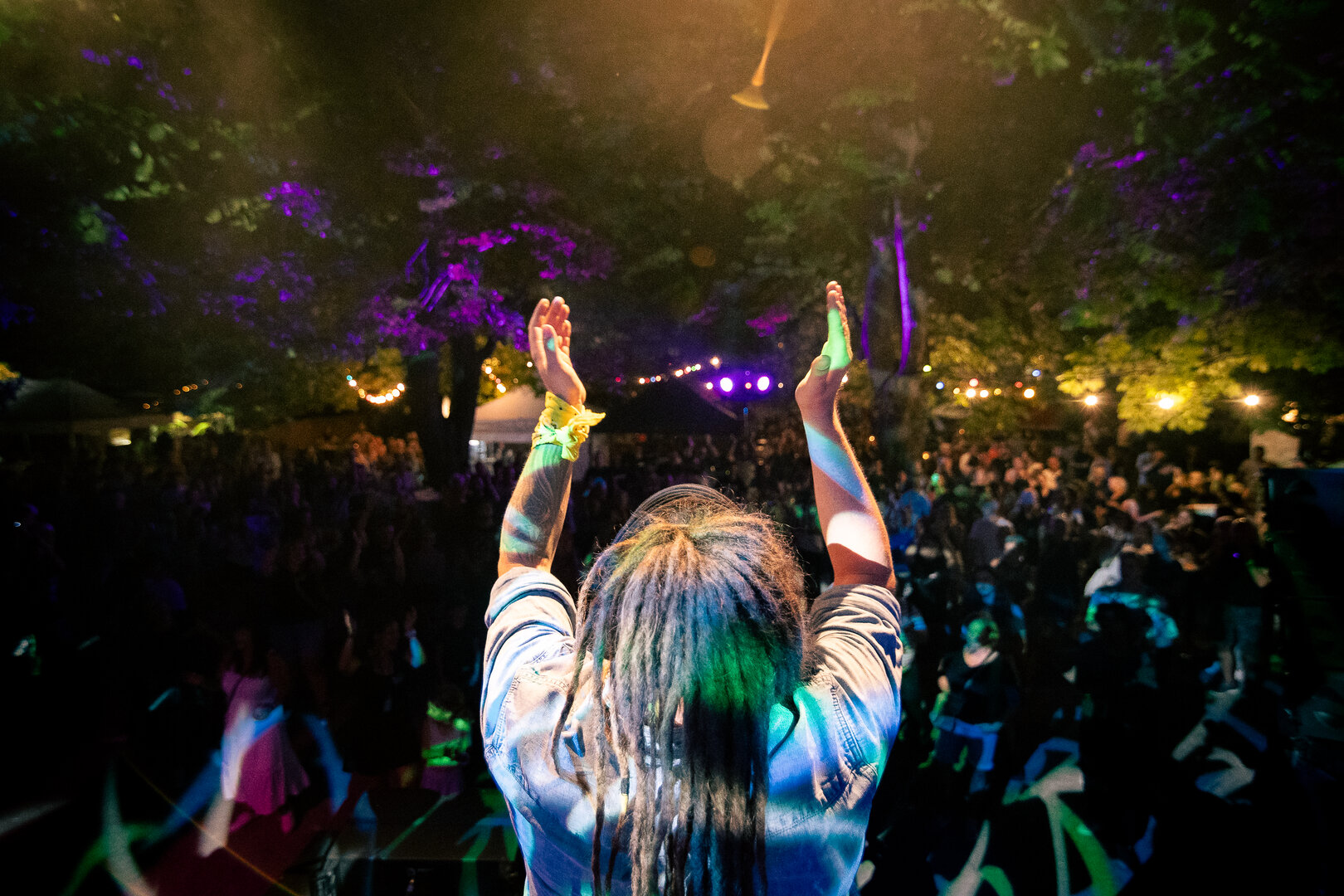 Bühne und Publikum beim Noisy Sunfestival